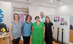 Ομαδική φωτογραφία στην ενημερωτική επίσκεψη στο κέντρο ADAMA
