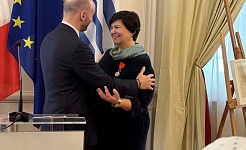 Στιγμιότυπο από τη βράβευση της Προέδρου της ΕΕΔΑ από τη Γαλλική Δημοκρατία