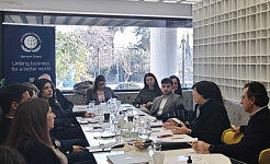 Στιγμιότυπο από τη συνάντηση (οι συμμετέχοντες γύρω απο μακρύ ορθογώνιο τραπέζι)