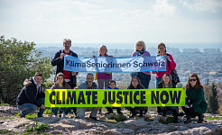 Οι Klimaseniorinnen κρατώντας πανώ: Climate Justice Now (© Nicoletta Zarifi/ Greenpeace)