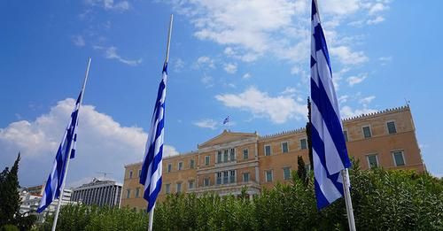 Το ελληνικό Κοινοβούλιο (πίσω από 3 ελληνικές σημαίες)