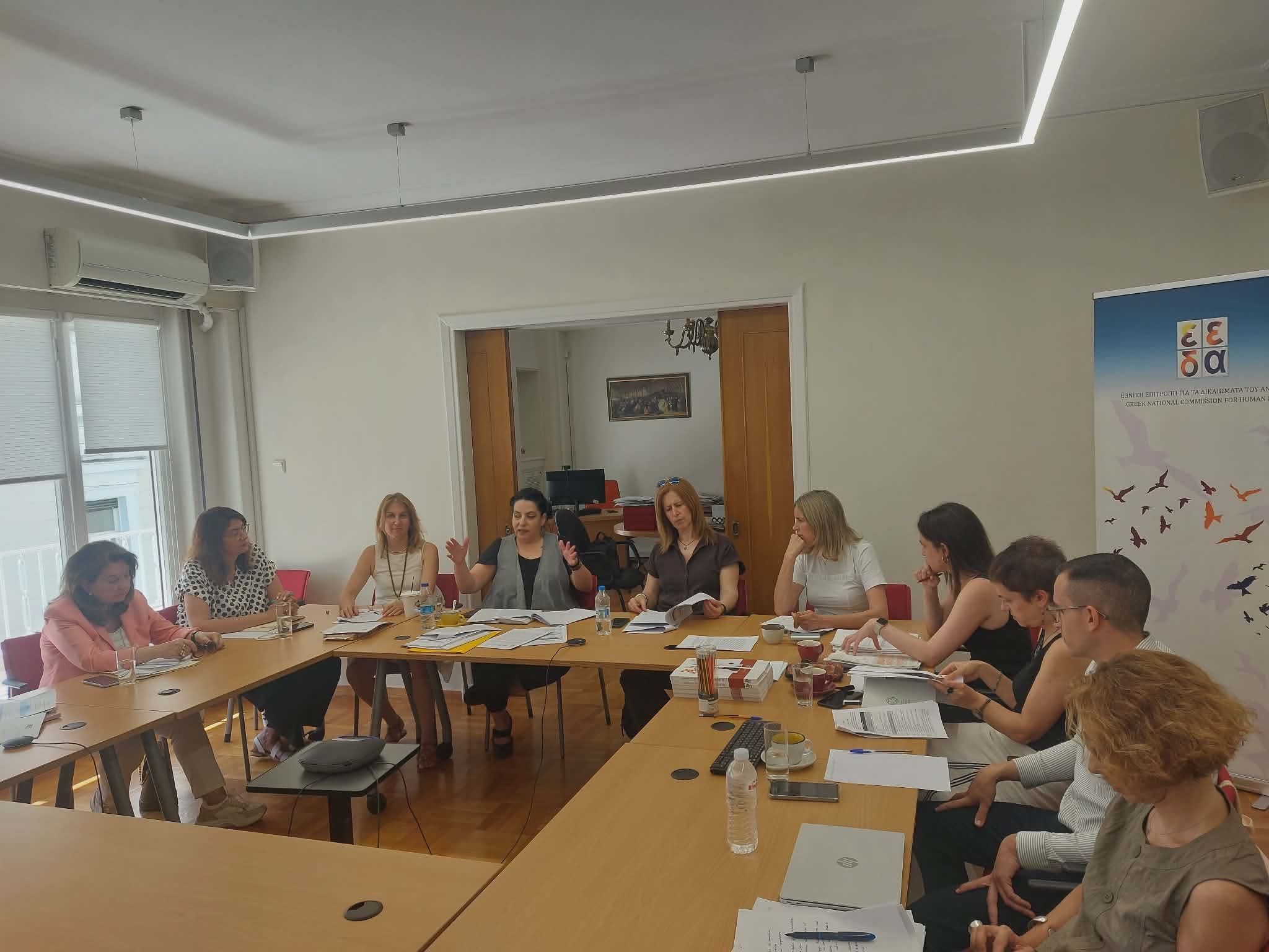 Στιγμιότυπο από την ακρόαση φορέων στα γραφεία της ΕΕΔΑ
