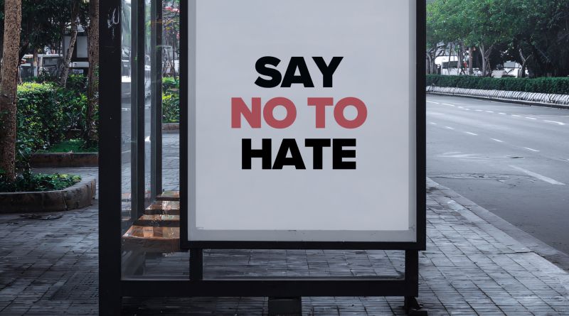 Αφίσα σε στάση λεωφορείου που γράφει "say no to hate"